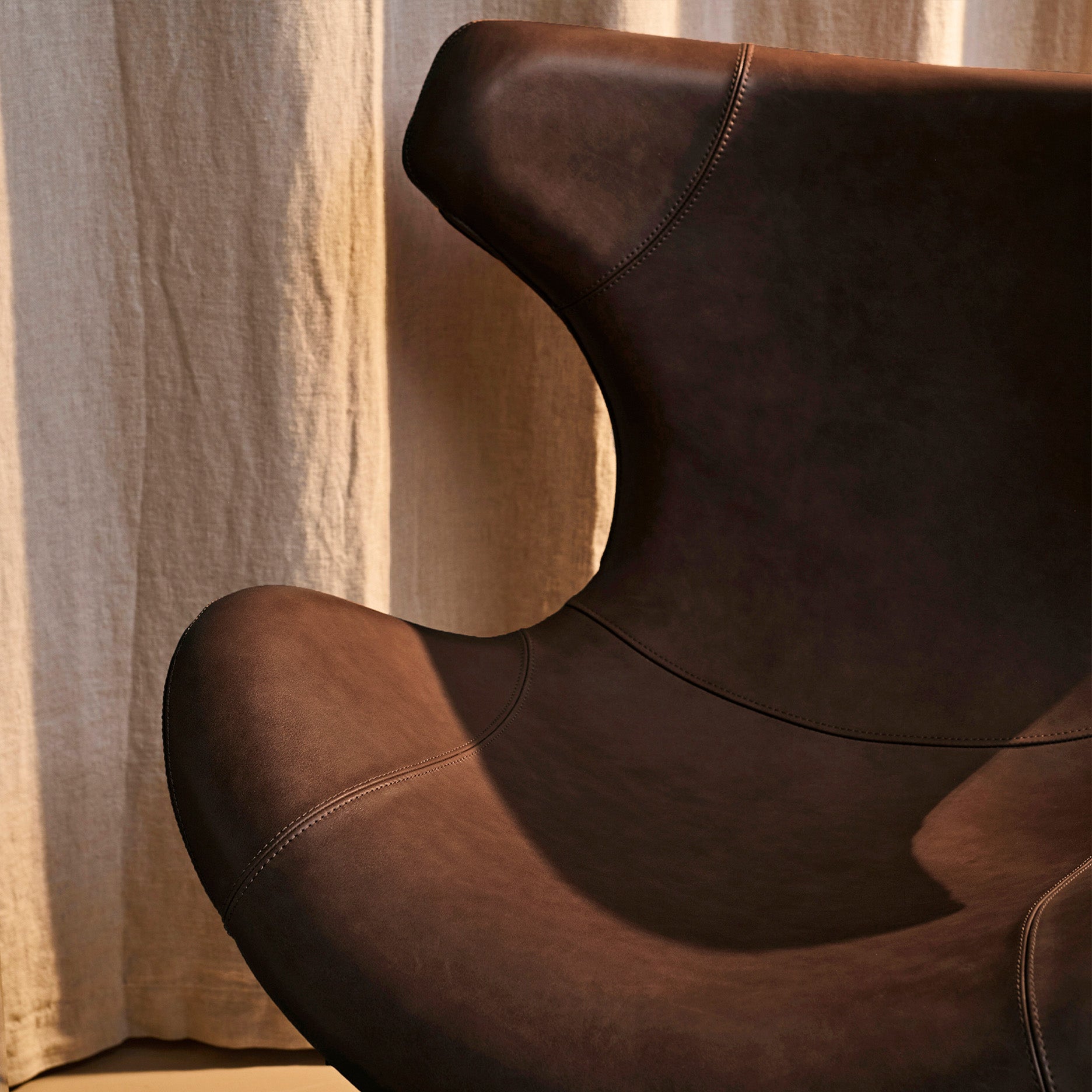 Kato loungestol læder m. sort drejesokkel